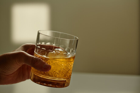 Detecting alcohol with a colour-changing sensor