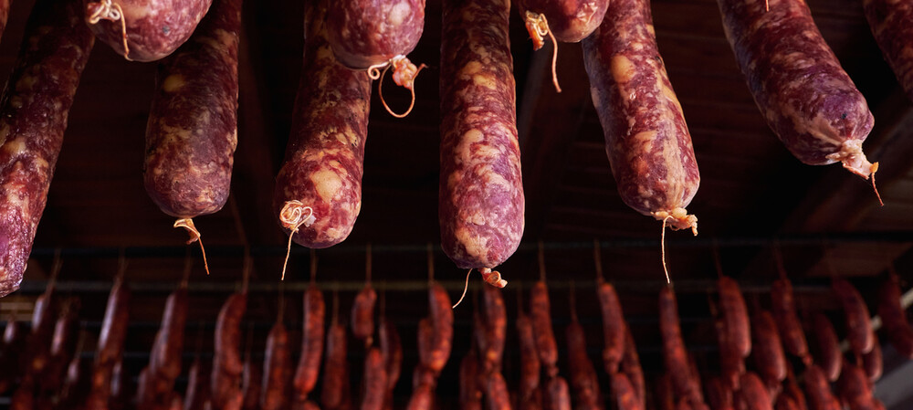 How microbes transform flavour in fermented sausage