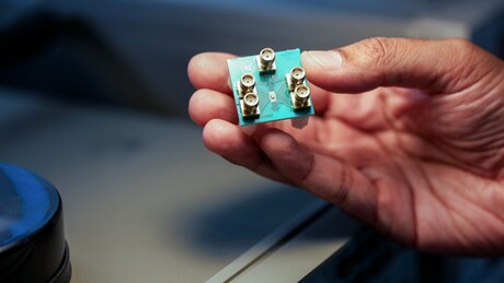 &lsquo;Microwave brain&rsquo; chip for ultrafast, wireless computing