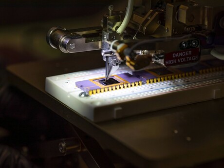 Graphene-based solar cells power temperature sensors