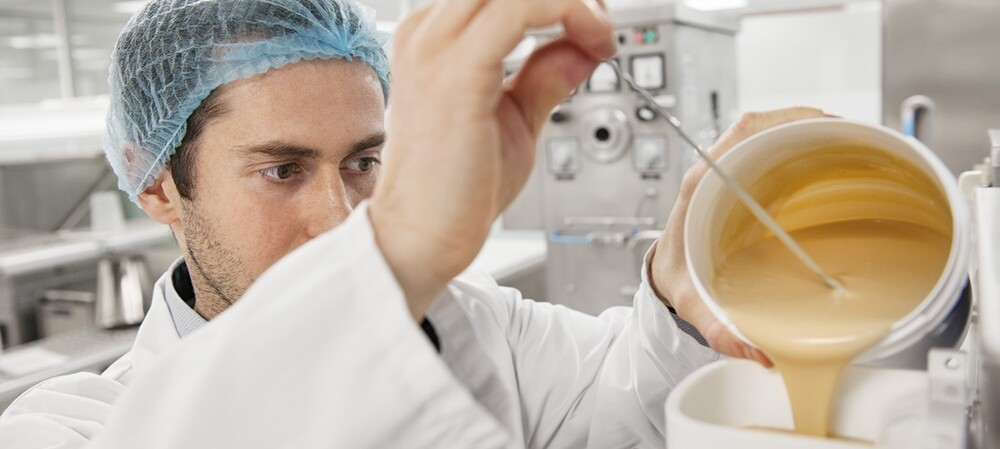 Large-scale mixing plant for flavour production