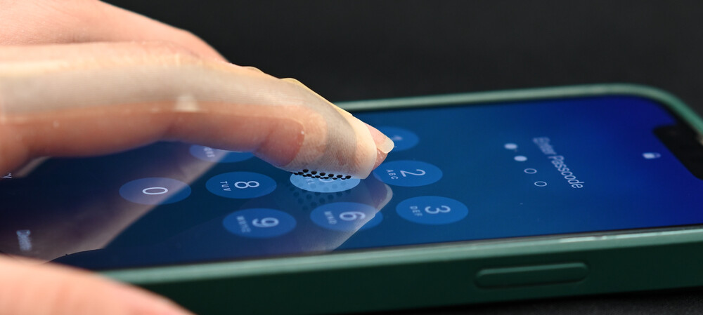 Fingertip bandage brings texture to touchscreens
