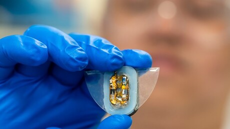 Soft robot uses magnetic fields to power itself autonomously