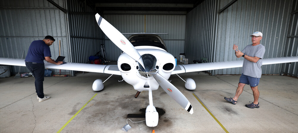 Alerting pilots and drivers to dangerous ice