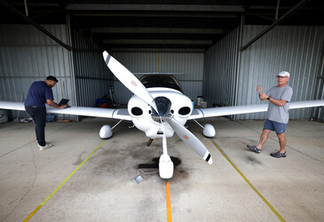 Alerting pilots and drivers to dangerous ice