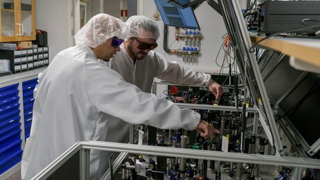 Porous gold metamaterial tunes electronic behaviour