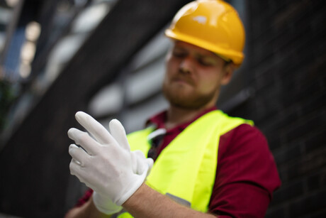 When PPE becomes negotiable:&nbsp;understanding glove use through a behavioural science lens