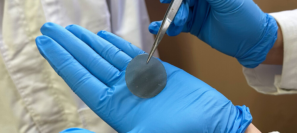 'Smart bandage' heals and monitors simultaneously