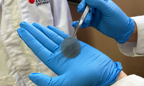 'Smart bandage' heals and monitors simultaneously