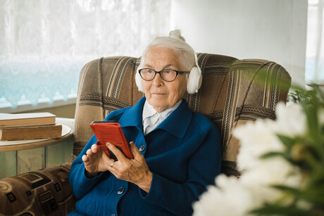 Researchers test AI chatbot to target online safety and support for seniors