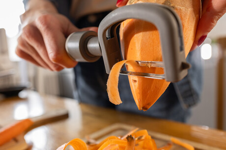 Robots that can peel and slice curvy veggies