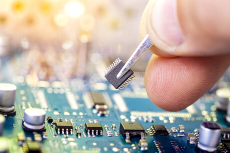 Improving current flow in ultra-thin semiconductors