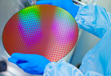 New computational method predicts semiconductor properties