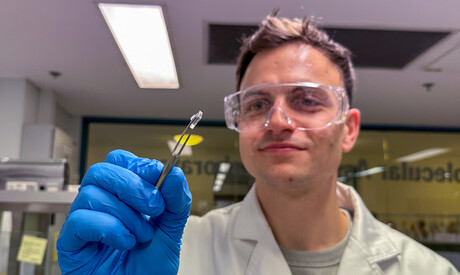 Protecting particles that carry mRNA in dry vaccine patches