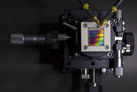 Crystalline rubrene film enhances OLED design