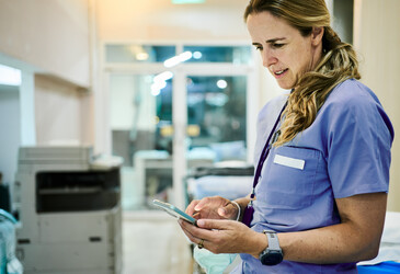 Do new AI models reproduce gender and racial stereotypes in medicine?