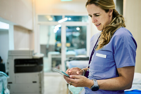 Do new AI models reproduce gender and racial stereotypes in medicine?