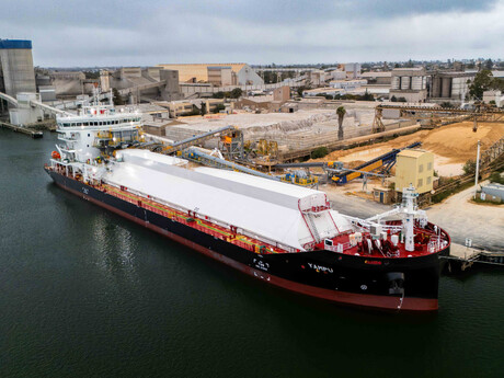 Battery-powered bulk carrier begins service in SA