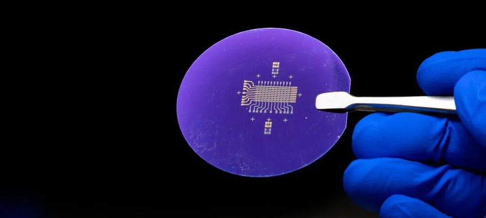 Novel semiconductor device enables low-voltage switching