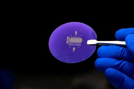 Novel semiconductor device enables low-voltage switching