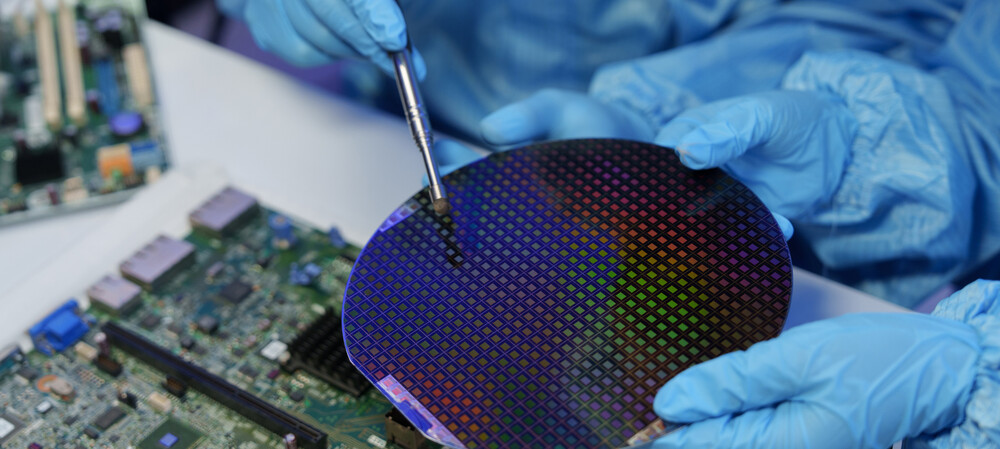 On-chip quantum memory enables longer photon storage times