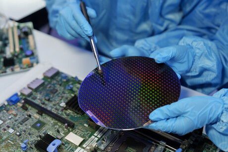 On-chip quantum memory enables longer photon storage times